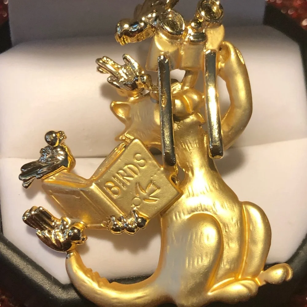 Vintage Cat Bird Watcher Brooch Pin